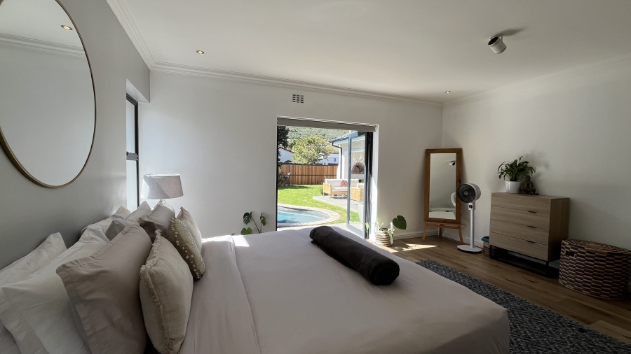 5 Bedroom Property for Sale in Clovelly Western Cape